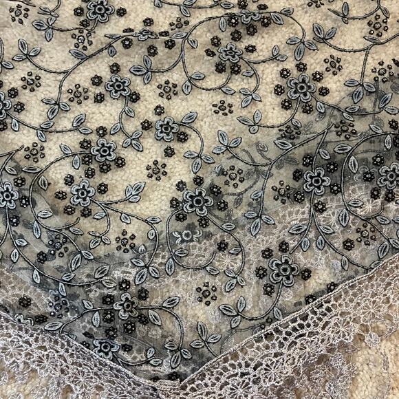 Gray lace floral scarf shawl with fringe, bohemian boho chic fairycore - Picture 9 of 10